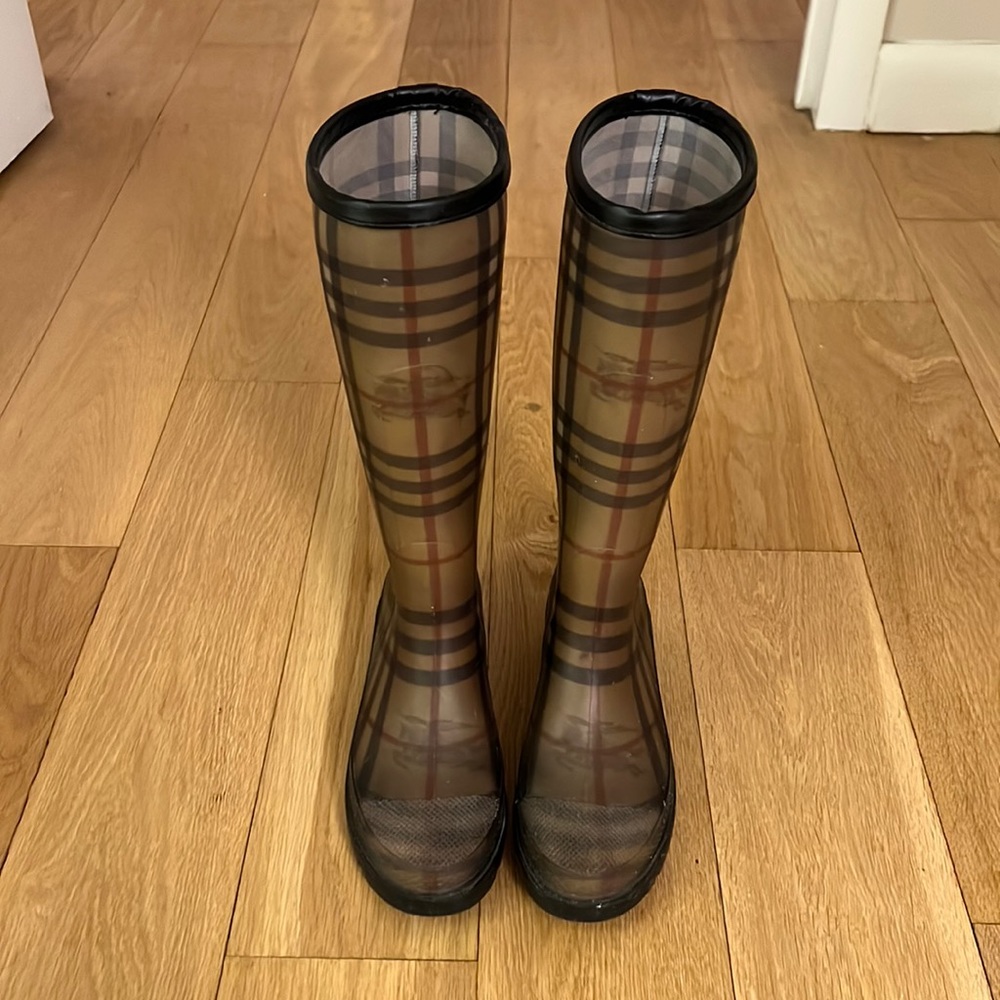 Preloved Burberry tall rainboots